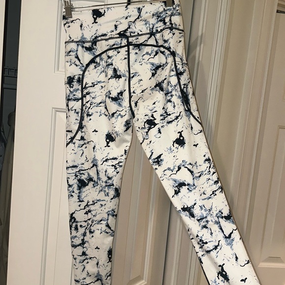 Workout leggings, tie die print, size M - Picture 3 of 3